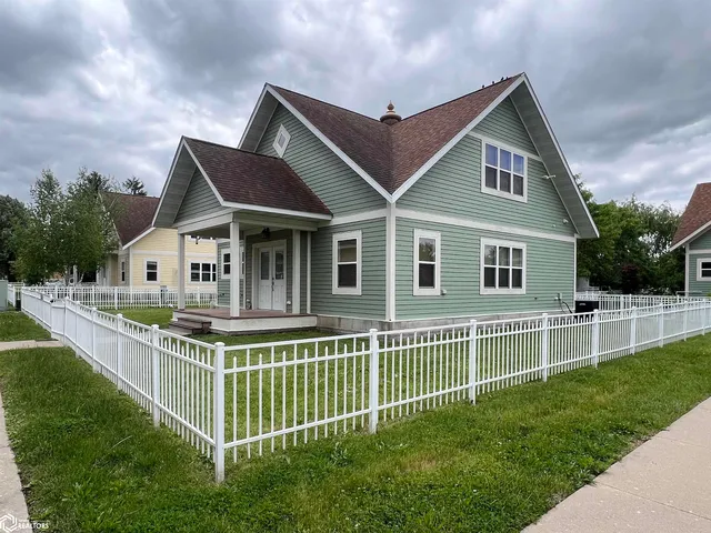 52 E  Golden Ln, Fairfield, IA 52556
