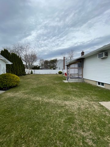 231 44th St, Lindenhurst, NY 11757