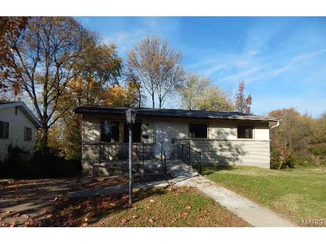 10049 Duke Dr, Saint Louis, MO 63136