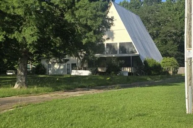 10200 Hillview Dr, Daleville, MS 39326