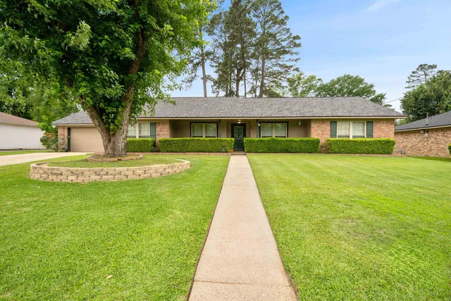 505 Country Club Dr, Marshall, TX 75672