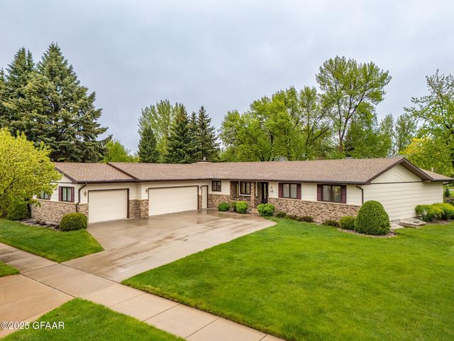 202 Leeward Hills Ln, Grand Forks, ND 58201