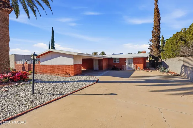 8925 E  Bellevue St, Tucson, AZ 85715