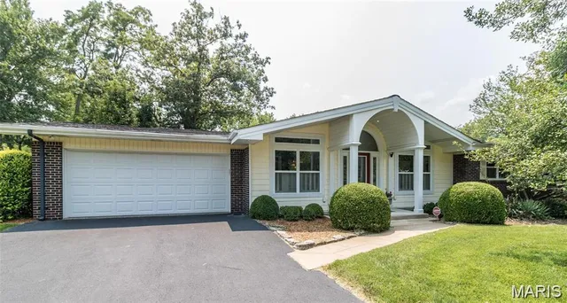 111 La Gorce Dr, Chesterfield, MO 63017