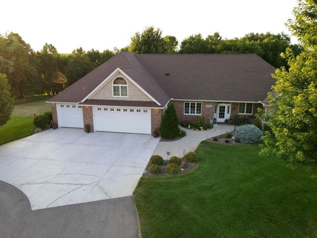 653 W  River Dr, New London, MN 56273