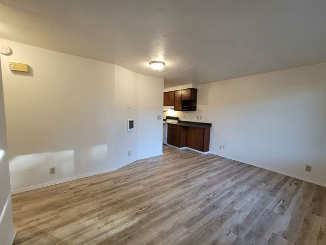 1187 W  8th Ave #14305, Eugene, OR 97402