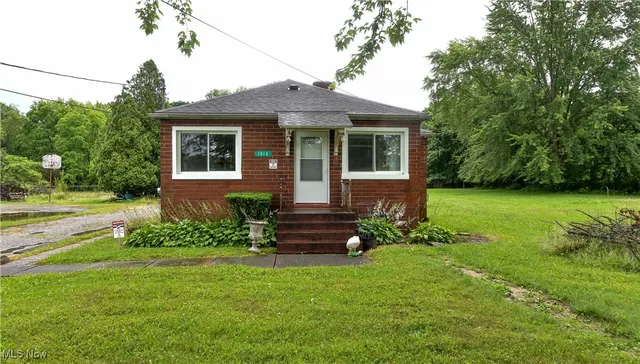 1212 State Route 7 NE, Brookfield, OH 44403