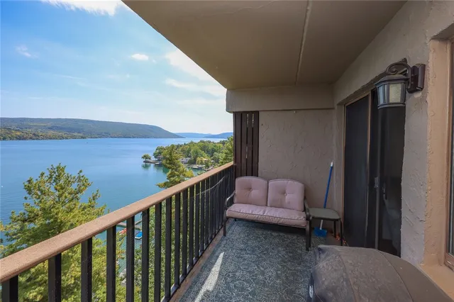 42 Cliffside Dr, Canandaigua, NY 14424