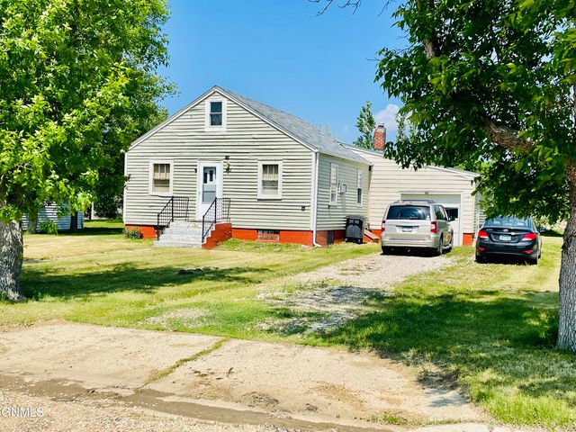 302 3rd Ave W, Columbus, ND 58727