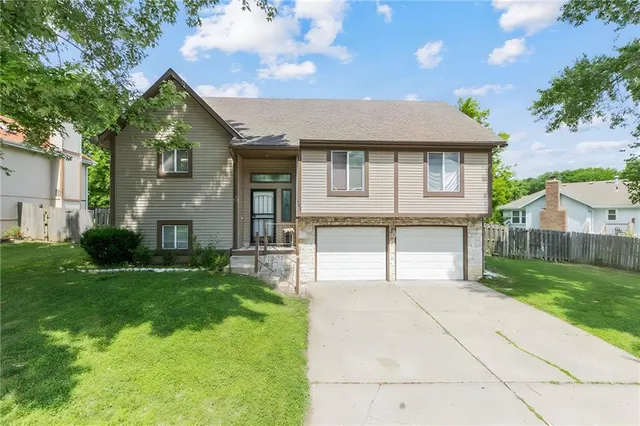 403 NE Station Dr, Lees Summit, MO 64086