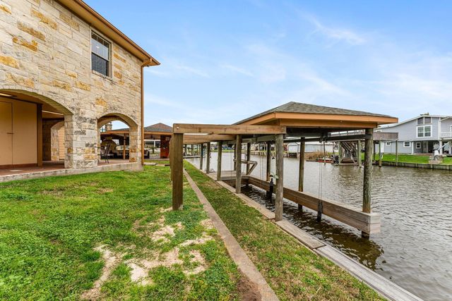710 County Road 776, Liverpool, TX 77577
