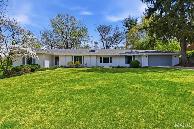 6 Lake Pembroke Dr, Saint Louis, MO 63135