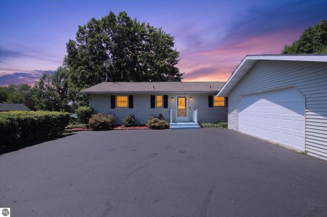 1132 Clubhouse Dr, Lake Isabella, MI 48893