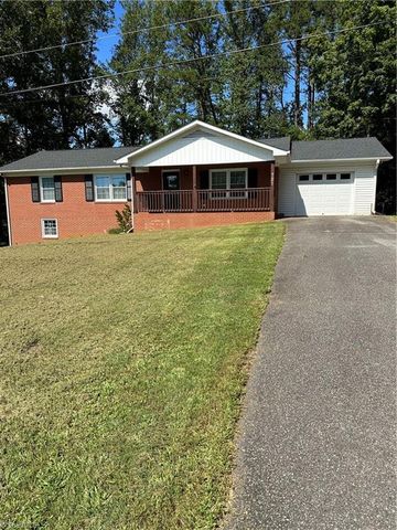 721 W  52nd Byp, Pilot Mountain, NC 27041