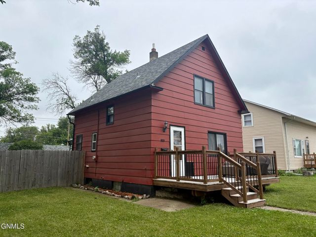 1122 11th Ave SE, Jamestown, ND 58401
