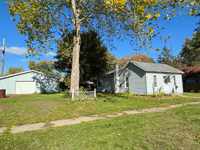 405 3rd St, Henry, IL 61537