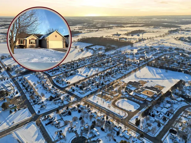 564 South Burr Oak Avenue, Oregon, WI 53575
