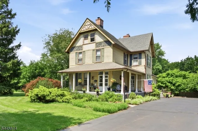 327 Willow Grove St, Hackettstown, NJ 07840