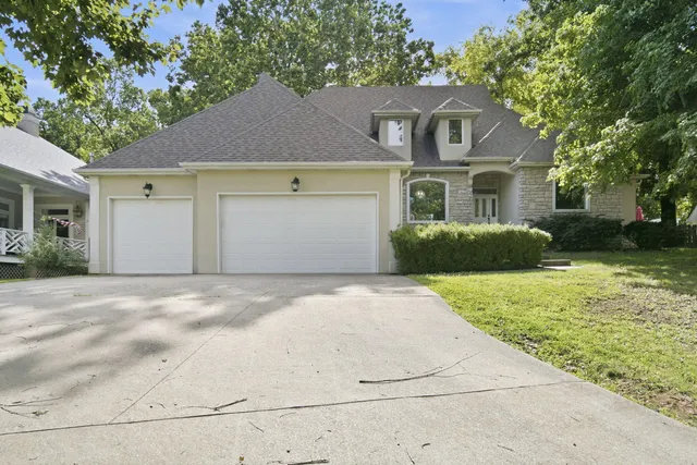 1628 S Charing Road, Springfield, MO 65809
