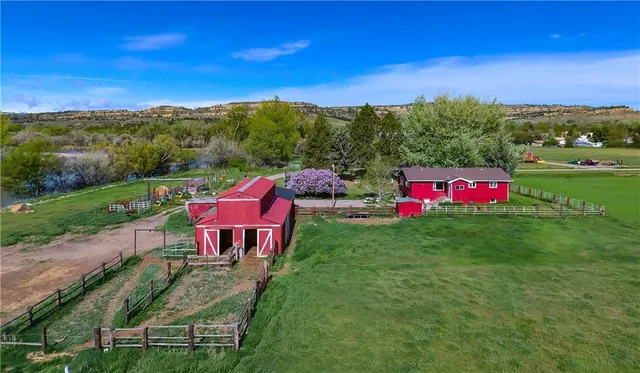 401 3rd Ave, Fromberg, MT 59029