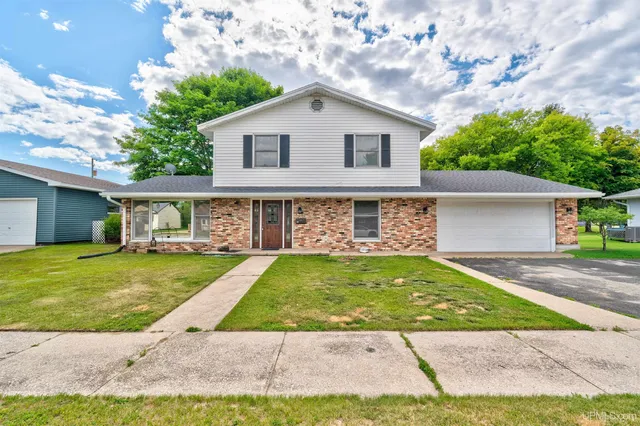 141 New Delta Ave, Manistique, MI 49854
