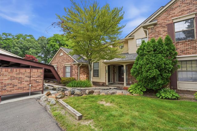 29726 Pine Ridge Cir, Farmington, MI 48331