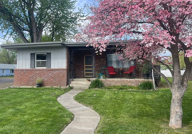 226 SW Davis Ave, College Place, WA 99324