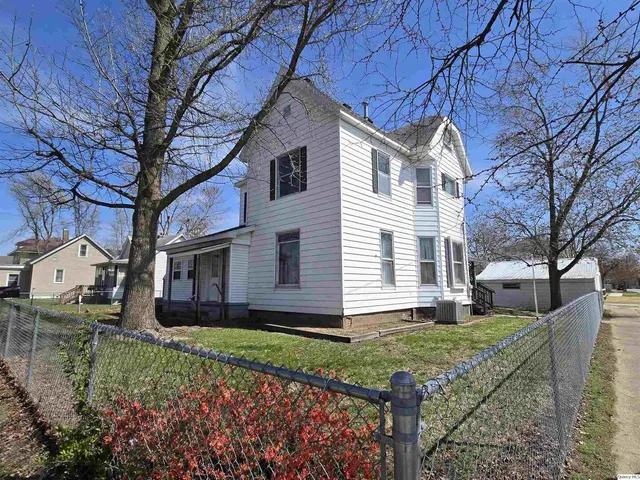 517 W  6th St, Beardstown, IL 62618