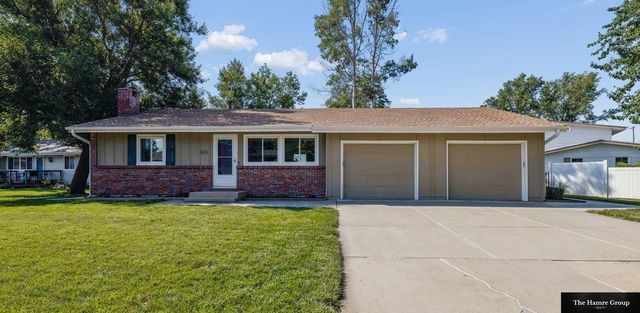 824 Manes Ct, Lincoln, NE 68505