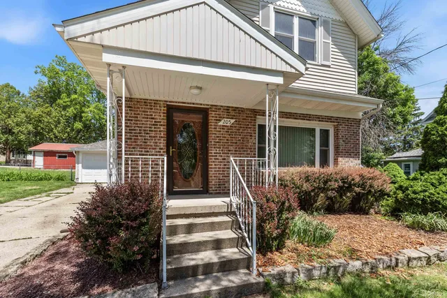 205 W  Cherry St, Fox Lake, WI 53933