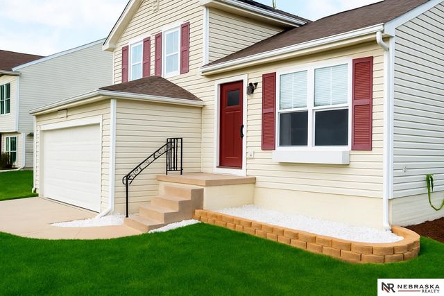7925 S  157th St, Omaha, NE 68136
