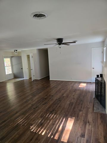 1907 Laurel Rd, Gainesville, TX 76240