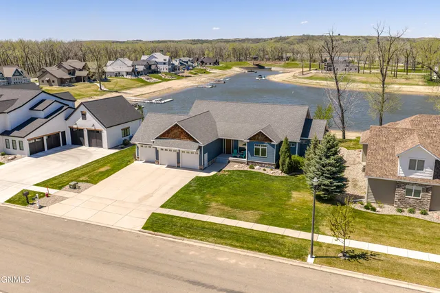 2916 Whisper Dr, Bismarck, ND 58504