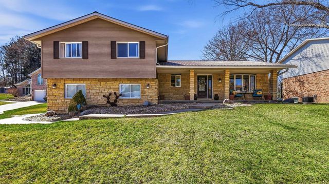 3035 Olde Country Ln, Dubuque, IA 52001