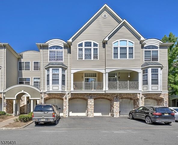 612 Kensington Ln, Livingston, NJ 07039