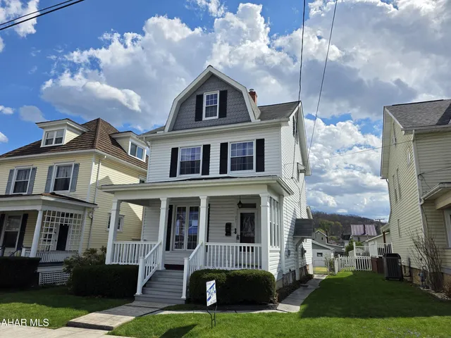 631 W  16th St, Tyrone, PA 16686