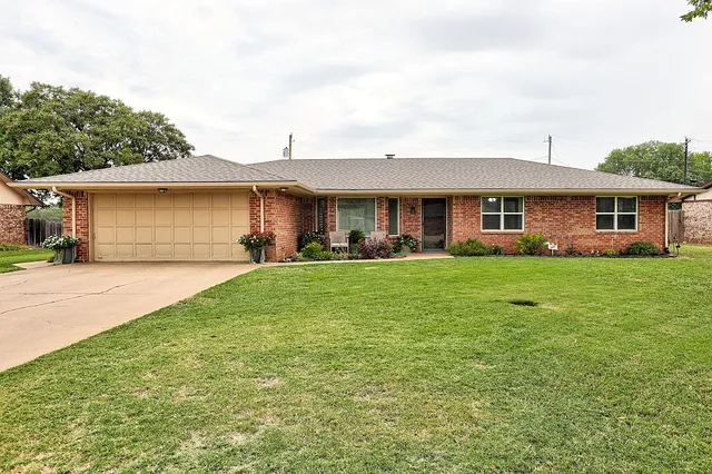 1212 N  8th St, Fairview, OK 73737