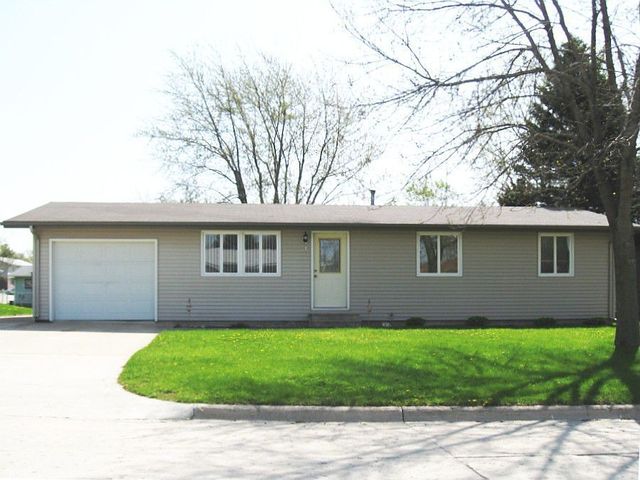 111 Hillhaven Dr, Forest City, IA 50436