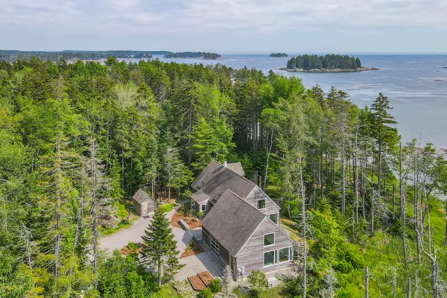 133 Scraggle Point Road, Spruce Head, ME 04859