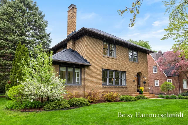 417 Cheshire Dr NE, Grand Rapids, MI 49505
