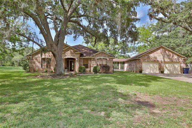 310 Wellshire Dr, West Columbia, TX 77486