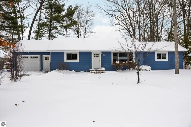 611 George St, Traverse City, MI 49686