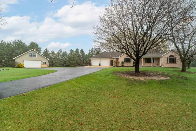 E8958 Broken Branch Ln, New London, WI 54961