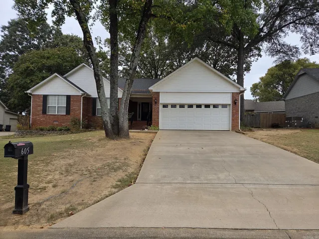 605 Live Oak Dr, Searcy, AR 72143