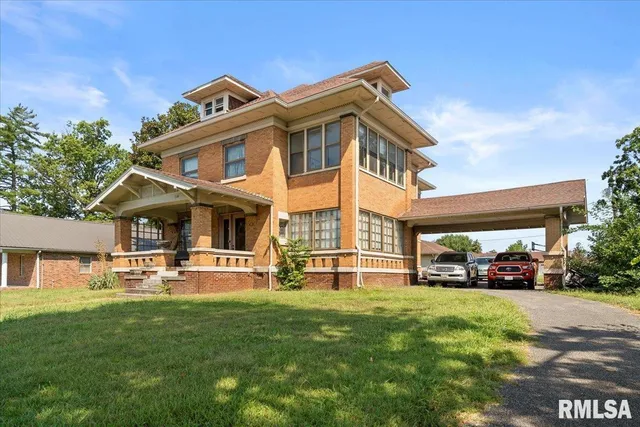 216 W  Poplar St, Harrisburg, IL 62946
