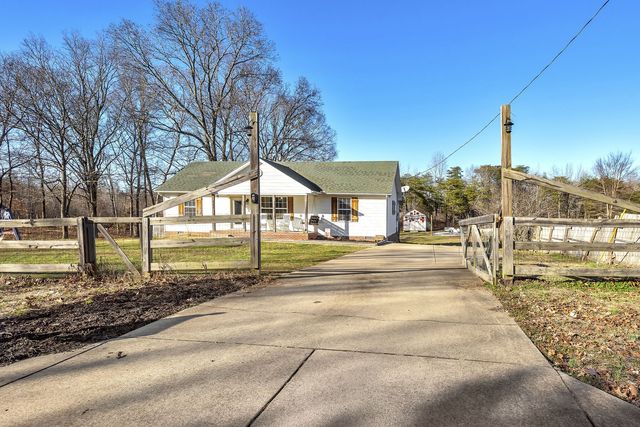 527 Colliers Bend Rd, Charlotte, TN 37036