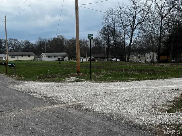 Pine St, Montgomery City, MO 63361