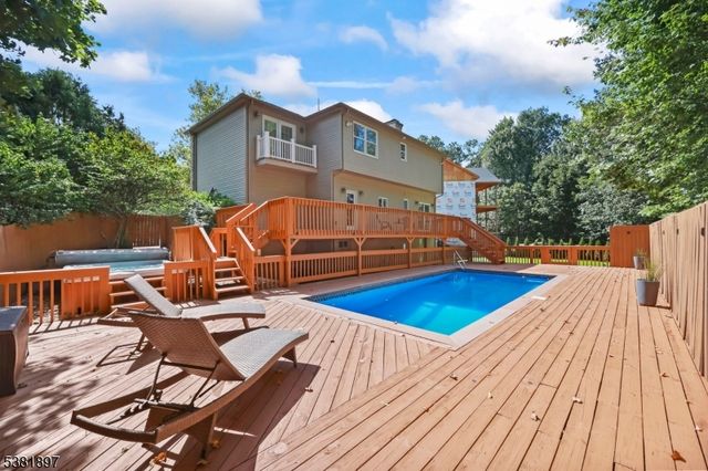 10A Elmwood Ct, Livingston, NJ 07039