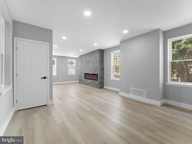 121 N  6th St, Darby, PA 19023