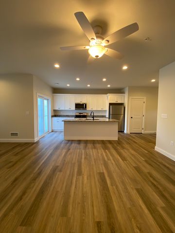 327 White Oak Rd #8, Manheim, PA 17545